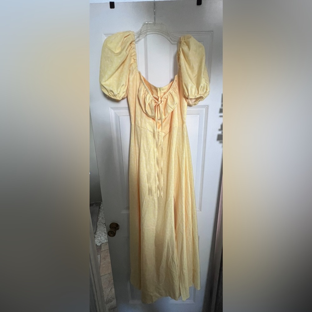 YELLOW DRESS, LOW CUT, TIGHT FIT